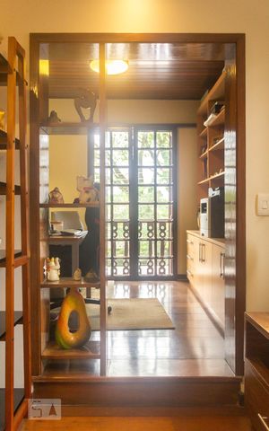 Casa à venda com 247m², 3 quartos e 4 vagas Casa à venda com 247m², 3 quartos e 4 vagasEscritório