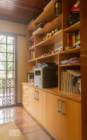 Casa à venda com 247m², 3 quartos e 4 vagas Casa à venda com 247m², 3 quartos e 4 vagasEscritório