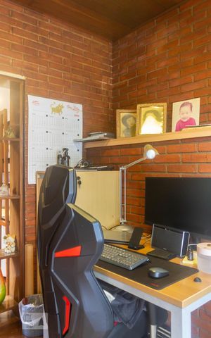 Casa à venda com 247m², 3 quartos e 4 vagas Casa à venda com 247m², 3 quartos e 4 vagasEscritório
