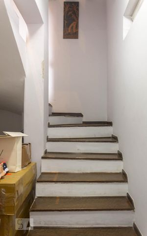 Casa à venda com 247m², 3 quartos e 4 vagas Casa à venda com 247m², 3 quartos e 4 vagasEscadas