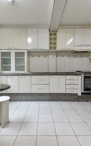Casa à venda com 220m², 5 quartos e 3 vagas Casa à venda com 220m², 5 quartos e 3 vagasCozinha