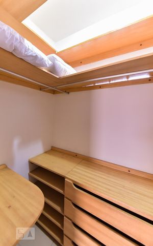 Casa à venda com 220m², 5 quartos e 3 vagas Casa à venda com 220m², 5 quartos e 3 vagasCloset da Suíte 2