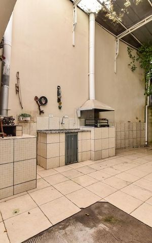 Casa à venda com 220m², 5 quartos e 3 vagas Casa à venda com 220m², 5 quartos e 3 vagasQuintal - Churrasqueira