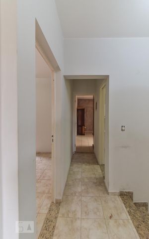 Casa à venda com 220m², 5 quartos e 3 vagas Casa à venda com 220m², 5 quartos e 3 vagasCorredor de Acesso