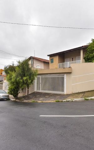 Casa à venda com 220m², 5 quartos e 3 vagas Casa à venda com 220m², 5 quartos e 3 vagasFachada