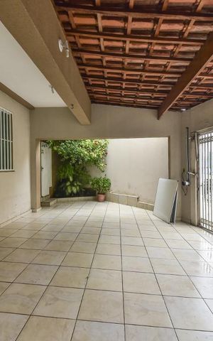 Casa à venda com 220m², 5 quartos e 3 vagas Casa à venda com 220m², 5 quartos e 3 vagasGaragem