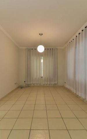 Casa à venda com 220m², 5 quartos e 3 vagas Casa à venda com 220m², 5 quartos e 3 vagasSala