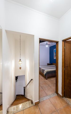 Casa à venda com 280m², 5 quartos e 2 vagas Casa à venda com 280m², 5 quartos e 2 vagasCorredor