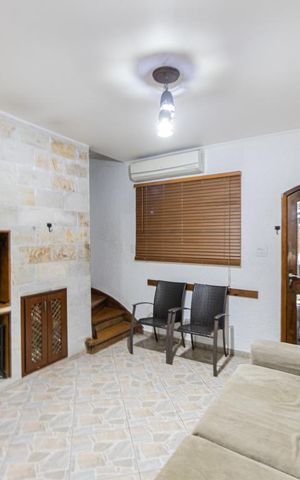 Casa à venda com 280m², 5 quartos e 2 vagas Casa à venda com 280m², 5 quartos e 2 vagasSala