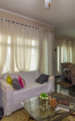 Casa à venda com 380m², 3 quartos e 5 vagas Casa à venda com 380m², 3 quartos e 5 vagasSala