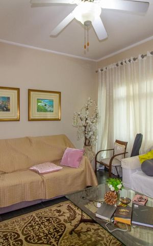 Casa à venda com 380m², 3 quartos e 5 vagas Casa à venda com 380m², 3 quartos e 5 vagasSala