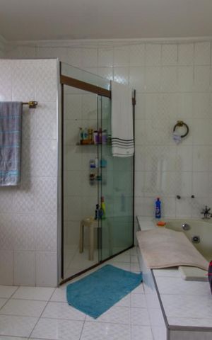 Casa à venda com 380m², 3 quartos e 5 vagas Casa à venda com 380m², 3 quartos e 5 vagasBanheiro Quarto 3 - Suíte