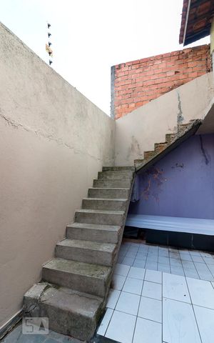 Casa à venda com 254m², 3 quartos e 2 vagasEscadas para área superior