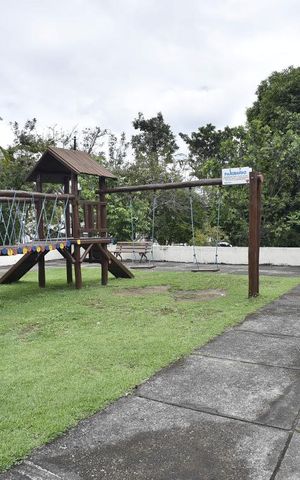 Casa de condomínio à venda com 450m², 4 quartos e 6 vagasÁrea Comum - Playground