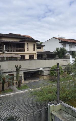 Casa de condomínio à venda com 450m², 4 quartos e 6 vagasVista da Suíte 2