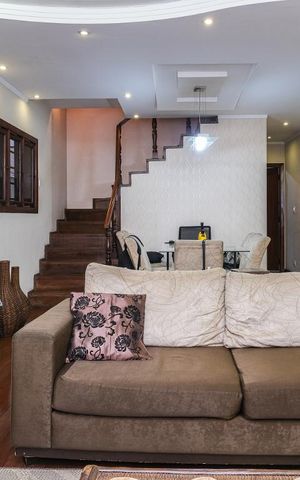 Casa à venda com 300m², 4 quartos e 4 vagas Casa à venda com 300m², 4 quartos e 4 vagasSala