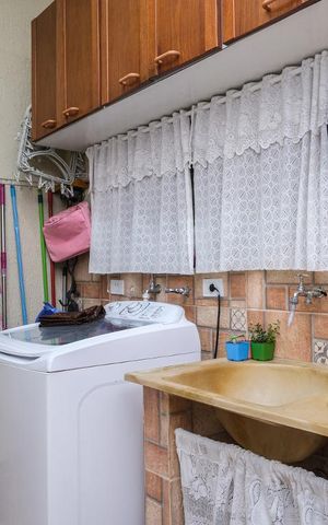 Casa à venda com 300m², 4 quartos e 4 vagas Casa à venda com 300m², 4 quartos e 4 vagasÁrea de Serviço