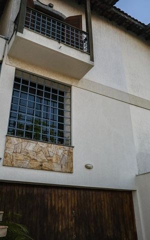 Casa à venda com 300m², 4 quartos e 4 vagas Casa à venda com 300m², 4 quartos e 4 vagasFachada