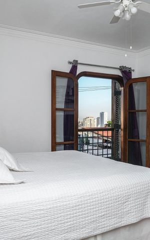 Casa à venda com 300m², 4 quartos e 4 vagas Casa à venda com 300m², 4 quartos e 4 vagasSuíte