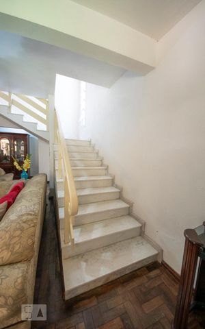 Casa à venda com 360m², 3 quartos e 4 vagasEscada