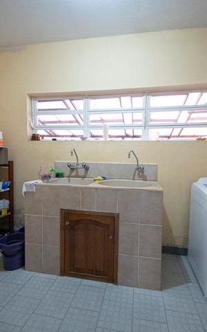 Casa à venda com 360m², 3 quartos e 4 vagasÁrea de Serviço