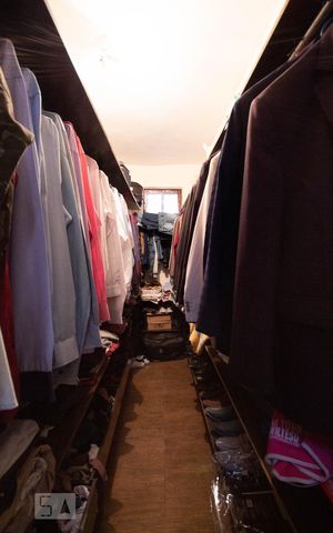 Casa à venda com 300m², 5 quartos e 2 vagas Casa à venda com 300m², 5 quartos e 2 vagasCloset da Suíte Master