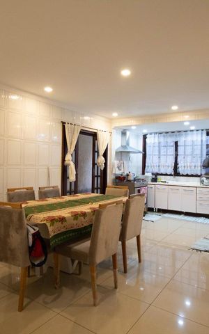 Casa à venda com 300m², 5 quartos e 2 vagas Casa à venda com 300m², 5 quartos e 2 vagasCopa e Cozinha