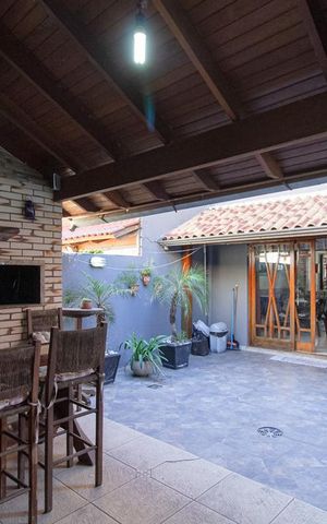 Casa à venda com 250m², 3 quartos e 3 vagas Casa à venda com 250m², 3 quartos e 3 vagasChurrasqueira