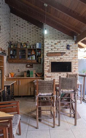 Casa à venda com 250m², 3 quartos e 3 vagas Casa à venda com 250m², 3 quartos e 3 vagasChurrasqueira
