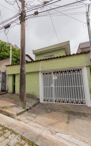 Casa à venda com 300m², 3 quartos e 3 vagas Casa à venda com 300m², 3 quartos e 3 vagasFachada