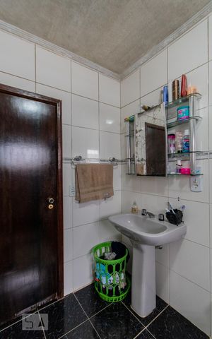 Casa à venda com 300m², 3 quartos e 3 vagas Casa à venda com 300m², 3 quartos e 3 vagasBanheiro 1