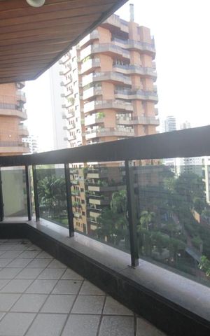 Apartamento à venda com 305m², 4 quartos e 5 vagasVaranda