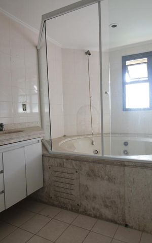 Apartamento à venda com 305m², 4 quartos e 5 vagasBanheiro da suíte 4