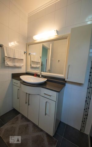 Casa à venda com 680m², 3 quartos e 2 vagasBanheiro 3