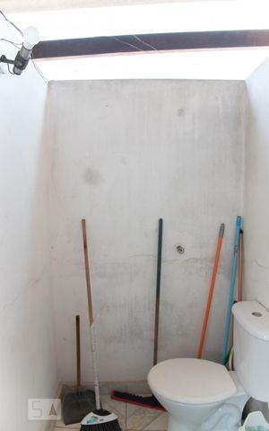 Casa à venda com 250m², 8 quartos e 2 vagas Casa à venda com 250m², 8 quartos e 2 vagasCasa 1 -:Lavabo da Churrasqueira