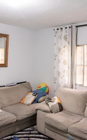 Casa à venda com 250m², 8 quartos e 2 vagas Casa à venda com 250m², 8 quartos e 2 vagasCasa 1 - Sala de Tv