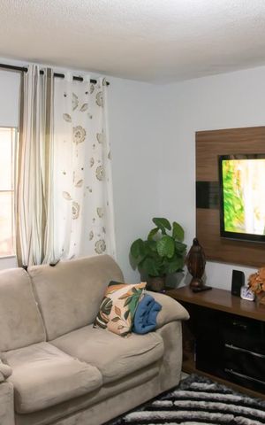 Casa à venda com 250m², 8 quartos e 2 vagas Casa à venda com 250m², 8 quartos e 2 vagasCasa 1 - Sala de Tv