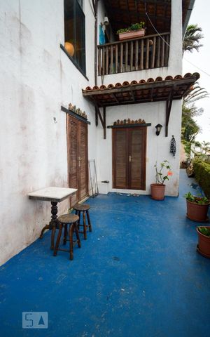 Casa à venda com 500m², 6 quartos e sem vaga Casa à venda com 500m², 6 quartos e sem vagaHall