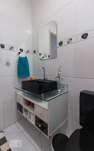 Casa à venda com 110m², 2 quartos e 1 vaga Casa à venda com 110m², 2 quartos e 1 vagaBanheiro