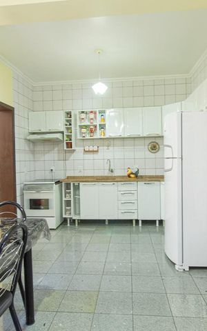 Casa à venda com 335m², 4 quartos e 3 vagas Casa à venda com 335m², 4 quartos e 3 vagasCozinha