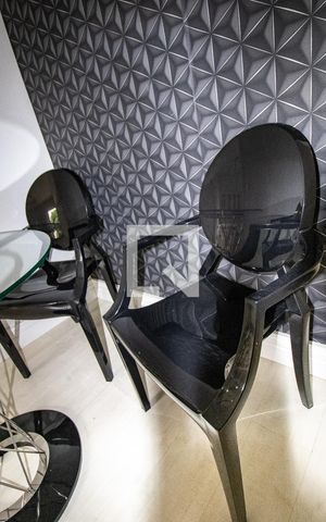 Apartamento à venda com 33m², 1 quarto e 1 vaga Apartamento à venda com 33m², 1 quarto e 1 vagaSala- detalhe textura da parede e cadeiras