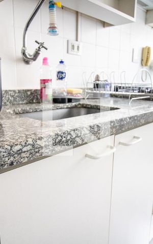 Apartamento à venda com 33m², 1 quarto e 1 vaga Apartamento à venda com 33m², 1 quarto e 1 vagaCozinha- detalhe bancada com armários, pia e fogão