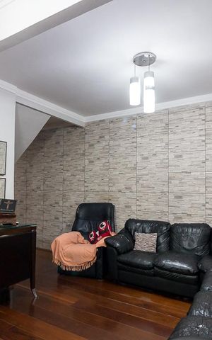 Casa à venda com 130m², 4 quartos e 2 vagasSala