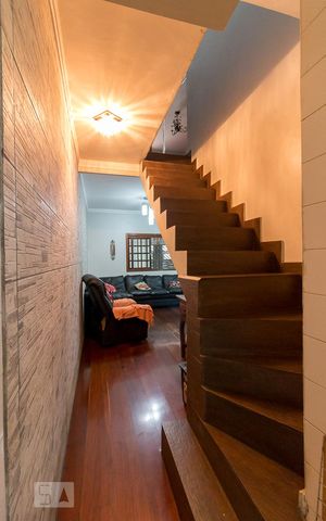 Casa à venda com 130m², 4 quartos e 2 vagasEscadas