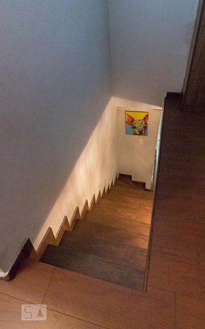 Casa à venda com 130m², 4 quartos e 2 vagasEscadas