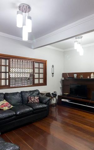 Casa à venda com 130m², 4 quartos e 2 vagasSala