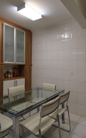 Casa à venda com 263m², 4 quartos e 3 vagas Casa à venda com 263m², 4 quartos e 3 vagasCozinha