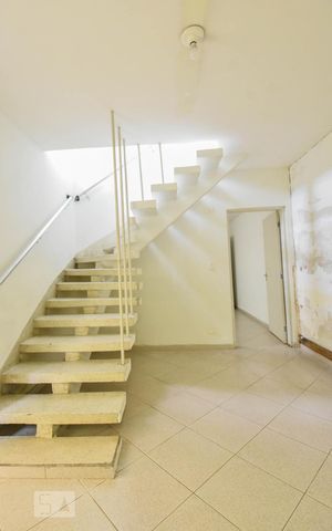 Casa à venda com 125m², 2 quartos e 2 vagasEscada