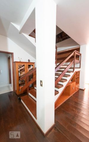 Casa à venda com 400m², 4 quartos e 4 vagasEscada