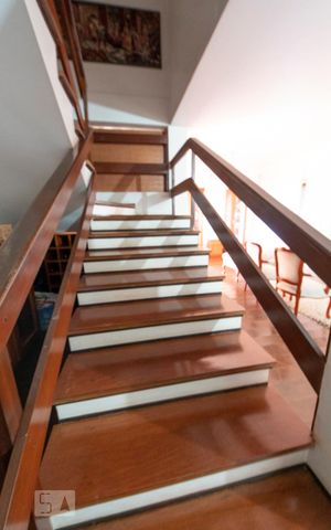 Casa à venda com 400m², 4 quartos e 4 vagasEscada
